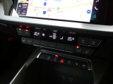 Audiでは独自の基準をクリアした車だけをAudi認定中古車として認めています。全ての条件を満たした車だけが、認定資格を持つテクニシャンの手による100項目にも及ぶ点検・整備を受け、お客様のもとへ届けられます。