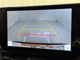 後方の見える安心をお届けするバックガイドモニター付:バックするときのアシストラインもあって楽々バック!車庫入れや縦列駐車をサポートし、苦手な駐車も安心です!今やもう手放せない装備ですネ♪