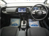 運転にかかわる様々な操作を安全に行えるように視点移動が少なく、操作性に配慮されたスイッチ類が凝縮されたコクピットです。
