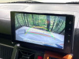 【バックカメラ】駐車時に後方がリアルタイム映像で確認できます。大型商業施設や立体駐車場での駐車時や、夜間のバック時に大活躍!運転スキルに関わらず、今や必須となった装備のひとつです!
