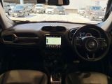 ステアリングを握ればJeepワールドが広がります。
