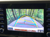 【バックカメラ】駐車時に後方がリアルタイム映像で確認できます。大型商業施設や立体駐車場での駐車時や、夜間のバック時に大活躍!運転スキルに関わらず、今や必須となった装備のひとつです!