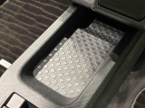 スマートフォンなどがスッキリ置けるセンターコンソールトレイです