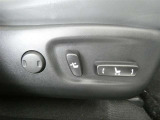 運転席のシート調整を電動で調整できます。無段階調整なので、どなたにもピッタリの調整が可能です。