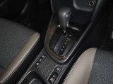 電動パーキングブレーキ・ブレーキホールドを装備してます。ホールド機能は信号待ちが多い一般道で疲労軽減になり、大好評です!