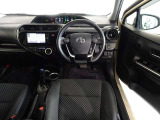 革巻きステアリングで快適な操作性の運転席です。