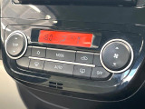 【オートエアコン】一度お好みの温度に設定すれば、車内の温度を検知し風量や温度を自動で調整。暑い&hellip;寒い&hellip;と何度もスイッチ操作をする必要はありません。快適な車内空間には必須の機能ですね♪