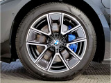 【BMWアロイホイル】軽量かつ強度に拘ったアロイホイル。走行性能ポテンシャルを引き出す設計。車の足元を引き締めてくれる大きなポイントはアロイホイルです。