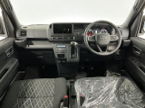 【インパネ】運転のしやすさを最優先に設計された見晴らしの良いフロントビュー。車両間隔が掴みやすく狭い道でも安心♪「安全」と「品質」を最優先に、安心してお乗りいただけるクルマを提供いたします。