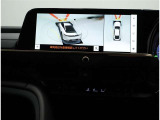 サイドクリアランスビュー表示中に、旋回時の運転操作に合わせて自動で車両を斜め後方から見たような映像を表示。