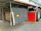 ボディー運転席側後方に工具箱が付いています。