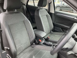 長時間運転でも疲れにくい設計の高品質シートを採用。姿勢が自然に決まり、街乗りから高速道路まで快適なドライブをサポートします。