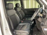 乗降がしやすい運転席。高さが調節できて小柄な方でも運転しやすいポジションをとることができます。