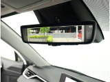 デジタルインナーミラー装備!車両後方のカメラの映像をデジタル補正で視認性を向上させてインナーミラー内に表示します♪視界を遮るものがなく、後席に同乗者がいても後方を確認しやすく安心です♪