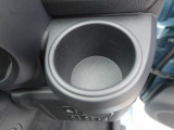 カップホルダーは運転席や助手席からちょうど手の届く位置です!!