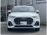 シングルフレームグリルはAudiの象徴的なデザイン要素であり、一目でAudiとわかるスタイル、大きくて迫力のある形状が車のスポーティな印象を強調しており、魅力的なデザインとなっています。