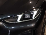 【LEDヘッドライト】先進のLEDテクノロジーを採用。放射される白色光の周波特性は太陽光に近く、バイキセノン・ヘッドライトを上回るコントラストで更に明るく輝きます!
