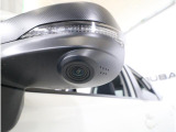助手席側で見えにくい左前方の映像を、車内のマルチファンクションディスプレイに映し出します。前方への駐車や左寄せ、狭い道でのすれ違いなど、さまざまなシーンで安心して運転できる便利な機能です。