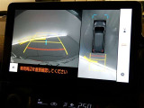 【全周囲モニター】車を上空から見下ろしたような映像をカーナビ画面に映し出し、車庫入れや縦列駐車をサポートしてくれます。