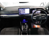 運転席助手席です。安全装備をオプションで追加するのは日本的発想。フォルクスワーゲン車はサイドエアバッグを全車標準で装備しております。