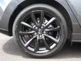 18インチ純正アルミホイールを装備。タイヤサイズは215/45R18となります。