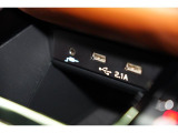 スマートホンなどの充電に便利なUSB出力電源を、シフト前ポケットに装備。
