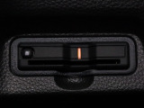 装備されているビルトインタイプのホンダ純正ETC車載器です。セットアップしてからご納車致します。ETCカードを差し込めば高速道路の出入り口ゲートを楽々通過出来ます。