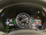 ハイブリット車専用のメーターです。中央のスピードメーターより左右のサブデスプレイで燃費や動力伝達などの情報が見れるようになっています。