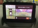 狭い場所での駐車やすれ違いなどでより的確な運転操作に役立つ360&deg;ビューモニターが装備されています。