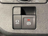 指先だけで簡単に操作が可能な電動パーキングブレーキを採用。「HOLD」スイッチを押すと、渋滞や信号待ちなどでブレーキペダルから足を離しても、ブレーキを保持するので安心です