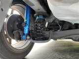 社外車高調整キットが装着されています。ローダウンで足回りが引き締まって見えてスポーテイーがUP。