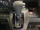 CVT車のセレクトレバーです。低速から高速まで、変速ショックのないスムーズな走りと、エンジン効率のよい領域を維持して燃費にも貢献します。サイドブレーキはスイッチ操作の電子制御パーキングブレーキです。