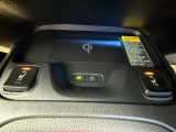 【ワイヤレス携帯充電器】Qi対応のスマートフォンを置くだけでスマホの充電が可能な便利で嬉しい機能※一部使用出来ない機種もございます!運転席と助手席のシートヒーターもうれしい装備です^^)♪