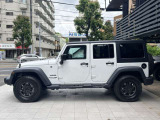 ホイールアーチが台形なのはJeepのみのデザインになり、ここを見てもJeepとすぐ分かります!