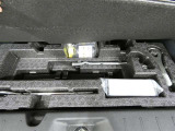 スペアタイヤレス車です。応急セットを搭載しております。