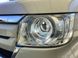 明るく白い光のLEDヘッドライトにより、夜間でも遠くまで見通しやすく、安全性が高まります。