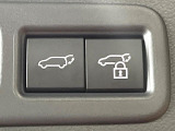 【パワーバックドア】スマートキーや運転席のボタンを押すだけでリアゲートが自動で開閉します!荷物を持っている時や、高い位置にあるバックドアを閉める際に便利な機能です♪