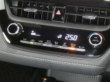 【オートエアコン】車内温度を感知して自動で温度調整をしてくれるのでいつでも快適な車内空間を創り上げます!どの席に座っても快適なドライブが楽しめます♪