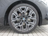 BMWのほぼすべてのモデルに『ランフラット・タイヤ』を標準装備しています。もしもパンクした場合でも、そのまま時速80kmまでで航続距離80km走行可能です。立ち往生する事無く、事故も未然に防ぎます。