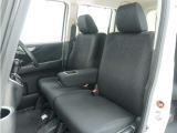 運転席と助手席は足元が繋がっているので自由に行き来しやすいので駐車場が狭いときでも助手席側からスムーズに乗り降りできて便利!