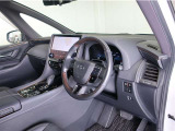 高いホールド性で運転姿勢が安定します。長距離ドライブでも疲れにくいのが魅力です。快適なドライビングライフをお送りください♪