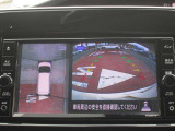 アラウンドビューモニター(車両を上から見たように表示)装着で車庫入れをサポート