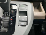★電動パーキングブレーキ★ブレーキペダルから足を離しても停車状態を保持できるオートブレーキホールド機能!スイッチを引き上げるだけで作動しアクセルを踏むと自動で解除します!