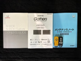 スマートキーは鍵をバッグに入れたままでもドアロックの開閉やエンジンのON・OFFができます。夜間や雨の日も鍵を探さなくて良いので便利です。