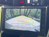 【バックカメラ】駐車時に後方がリアルタイム映像で確認できます。大型商業施設や立体駐車場での駐車時や、夜間のバック時に大活躍!運転スキルに関わらず、今や必須となった装備のひとつです!