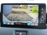リアワイドカメラシステム!従来の視野に加えて、後方側方を約180&deg;まで見えるワイドビューと、後方を真上から見たような視野で駐車時などに便利なトップダウンビューの3つの視野があります!