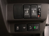 両側電動スライドドアは運転席から操作ができるよう、操作スイッチが付いています。Hondaセンシング用のVSA(ABS+TCS+横滑り抑制)解除と路外逸脱抑制機能などのスイッチがあります。