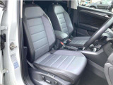 メーカーオプションのフルレザーシートパッケージです。運転席および助手席にはシートヒーターも装備、寒い季節には大変うれしいアイテムです。