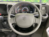 インテリアに合わせたデザインのステアリングは、運転される方のことも考え、運転しやすい形状、大きさです。是非一度、実際に触ってお確かめください。