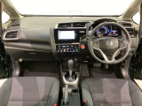 車内は光触媒抗菌消臭施工済です。スタイリッシュなデザインでスポーティなインパネ周りを演出します。グローブボックスやカップホルダーのほかにトレーなどたくさんの収納スペースが付いています。